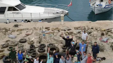 Buceadores griegos combaten las “redes fantasma” que matan la vida marina