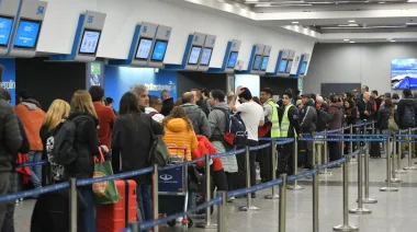 Medida de fuerza de pilotos provoca demoras en cerca de 60 vuelos de Aerolíneas Argentinas