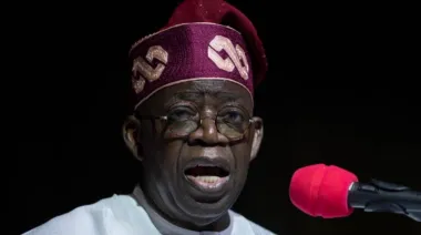 Tinubu cambia jefes militares sin resolver el caos en Nigeria