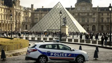 Arrestan a dos sospechosos del millonario robo de joyas en el Louvre