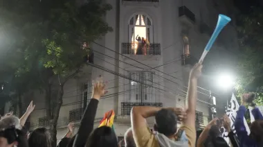 Cristina Kirchner salió al balcón y bailó frente a militantes enojados tras la derrota electoral