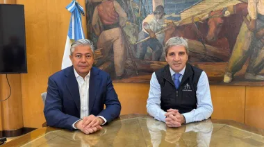 Foto de Caputo y Figueroa, gobernador de Neuquén derrotado por LLA: ¿de qué hablaron?