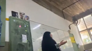 Denuncian "adoctrinamiento" en una escuela contra Milei por jornadas laborales de 13 horas