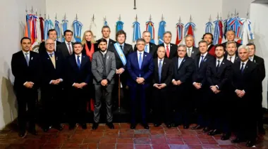 Milei convocó a gobernadores para iniciar el debate por las reformas laboral y tributaria