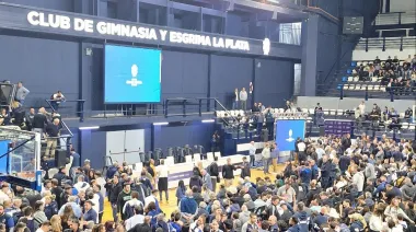 Graves incidentes en la Asamblea de Gimnasia: tensión, sillazos y suspensión en el Polideportivo