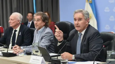Quirno defendió el rumbo económico y destacó la baja de la deuda pública