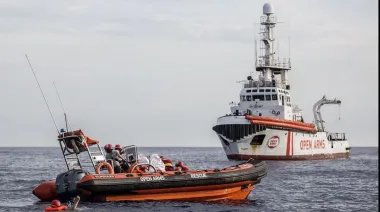 Rescatan a 27 adolescentes en un barco: ¿qué más oculta esta historia?