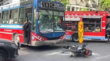 Zona de Tribunales: una moto y un colectivo chocaron en el cruce de Córdoba y Paraná