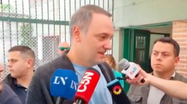 Tensión durante el voto de Manuel Adorni: Entre insultos, buscó llevar tranquilidad
