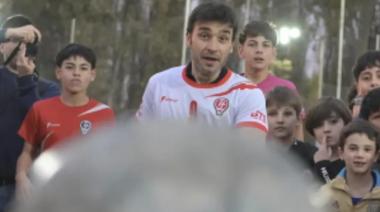El gobernador de Chubut pateó un penal y dejó nocaut a un fotógrafo