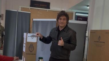 Javier Milei votó en la UTN de Almagro y saludó a sus seguidores