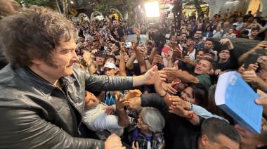 Milei apuesta a Ezeiza y Rosario para dar el último golpe electoral