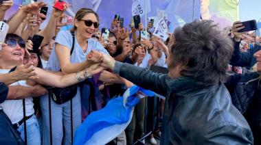 Milei se repliega en Santa Fe tras masiva protesta