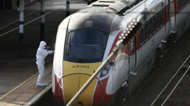 Once heridos en un brutal apuñalamiento dentro de un tren en Reino Unido