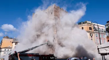 Se derrumbó parte de una torre medieval cerca del Coliseo: hay obreros heridos