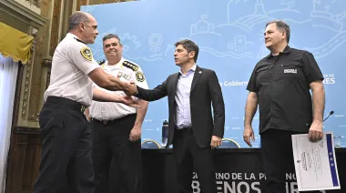 Kicillof renovó la cúpula policial y hubo dardos a Milei