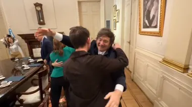 Eterno abrazo con Santiago Caputo y saltos con Petri: el efusivo ingreso de Milei