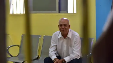 ¿Cómo un abogado condenado por estafa sigue siendo el héroe de muchos?