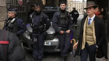 París y el falso detective del Louvre: la historia detrás de la foto viral