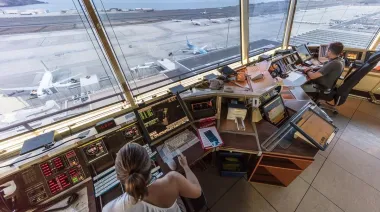 Paro de los controladores aéreos amenaza vuelos de pasajeros en fin de semana largo