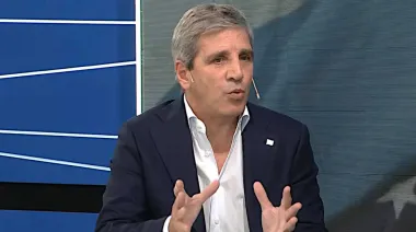 Caputo: "Me siento cómodo con cualquier precio del dólar que esté dentro de la banda”