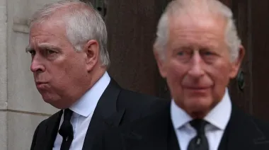 Por qué el príncipe Andrés sigue en la línea del trono pese al escándalo