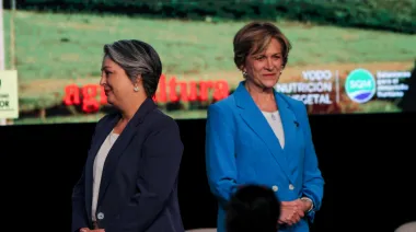 Evelyn Matthei vs. Jeannette Jara: el dilema del futuro chileno entre dos mujeres