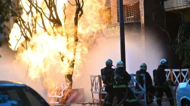 Caballito: escape de gas y fuego en la vía pública: las llamas alcanzaron 12 metros de altura
