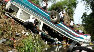 Las vías del terror en Guatemala y Perú: dos tragedias en rutas críticas que exigen atención urgente
