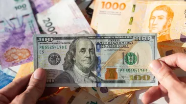 El dólar perfora el piso de los $1.400 por primera vez en el mes