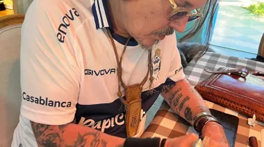 Un pirata tripero: el actor Johnny Depp apareció con una camiseta de Gimnasia