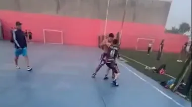 Detienen a dos hermanos por la brutal golpiza a un adolescente en una cancha de fútbol de Mariano Acosta