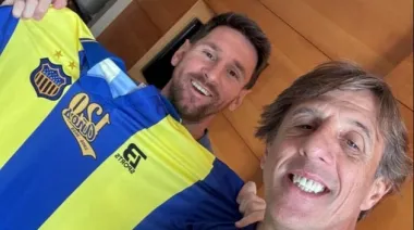 Qué hay detrás de la foto de Lionel Messi con la camiseta de un club de La Plata