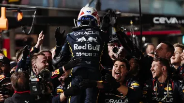 Verstappen ganó en Las Vegas y sostiene la pelea por el título; Colapinto fue 17° con el auto dañado