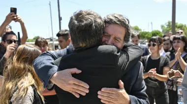 Sileoni se despide del gabinete de Kicillof: acto en Necochea y fuerte abrazo