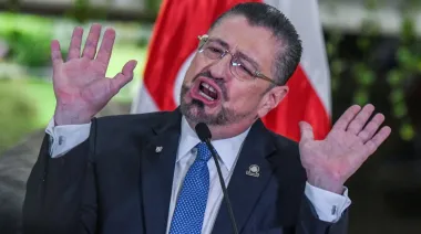 Rodrigo Chaves y la decisión que podría apagar tu radio favorita en Costa Rica