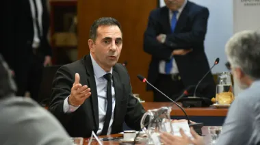 El Gobierno reabre la discusión por el salario mínimo tras seis meses de congelamiento