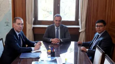 Santilli y Adorni negocian el apoyo del gobernador de Santa Cruz, Claudio Vidal