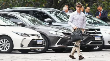 Santiago Caputo: cinco vehículos, choferes rotativos y más de $14 millones en multas