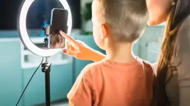Ley de 'Kidfluencers': los padres no tocarían el dinero y regularían a TikTok