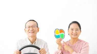 La curiosa marca que los adultos mayores deben llevar en sus autos en Japón