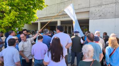 Miramar: protesta de productores, un HCD blindado por la policía y sesión suspendida 