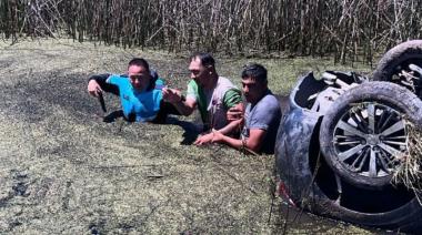 Volcó en un zanjón tras robar un Peugeot 208 a mano armada en Aguas Verdes