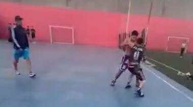 Brutal pelea en una cancha de fútbol: le pegaron una patada en la cabeza a un adolescente y quedó inconsciente