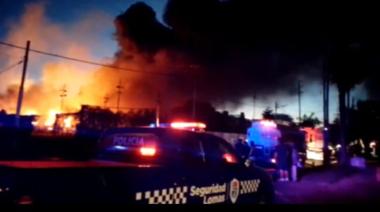 Se incendiaron dos fábricas de plástico en Lomas de Zamora