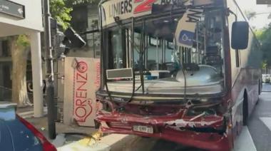 Almagro: violento choque entre colectivo de la Línea 2 y una camioneta, que volcó