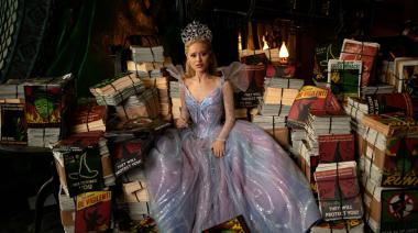 Ariana Grande revela que tiene COVID y pausa su gira promocional