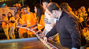 Tandil lo hizo de nuevo: elaboró un salame de casi 500 metros y recuperó el récord mundial 