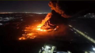 A 12 horas del inicio del incendio en Ezeiza, el fuego está controlado pero no extinguido