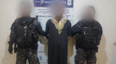 Mar del Plata: robó una bolsa con disfraces de un auto, se puso uno para despistar pero lo detuvieron igual